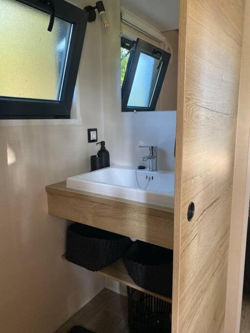 Tiny House Sur Terrain Boise A 10 Mn De La Mer Ferel Exterior photo